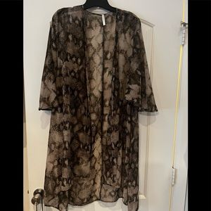 Kimono in snake print in one size fits all.